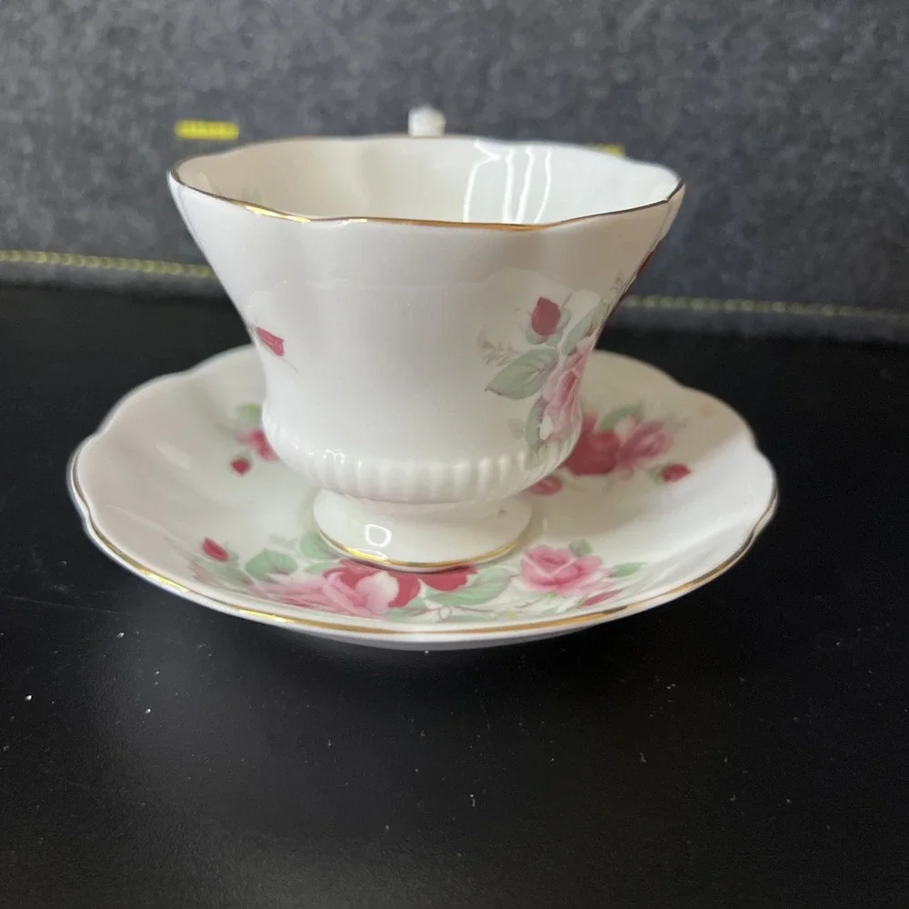 Royal Albert Bone China Pink Roses Chelsea Shape Footed Tea Cup Saucer Gold Trim